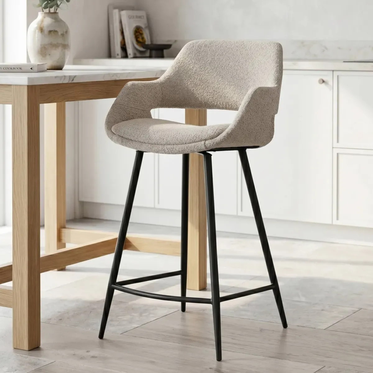 Sgabello Alto-Set di 2 sedie per isola centrale con schienale in bouclé (seduta 65 cm) Soho