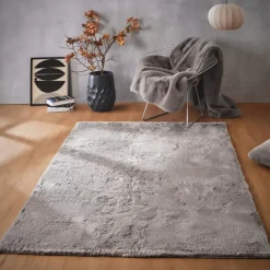 Tappeto rettangolare in finta pelliccia (140 x 200 cm) Finn Tortora