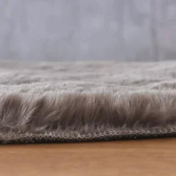 Tappeto rotondo in ecopelliccia (80 cm) Finn Tortora