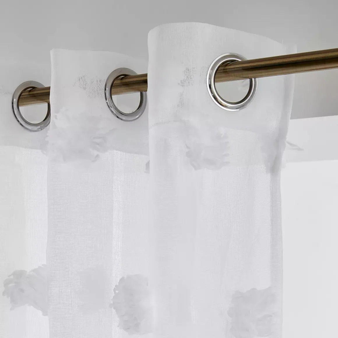 Tenda trasparente con occhielli pon pon (140 x 280 cm) Suzie Bianco