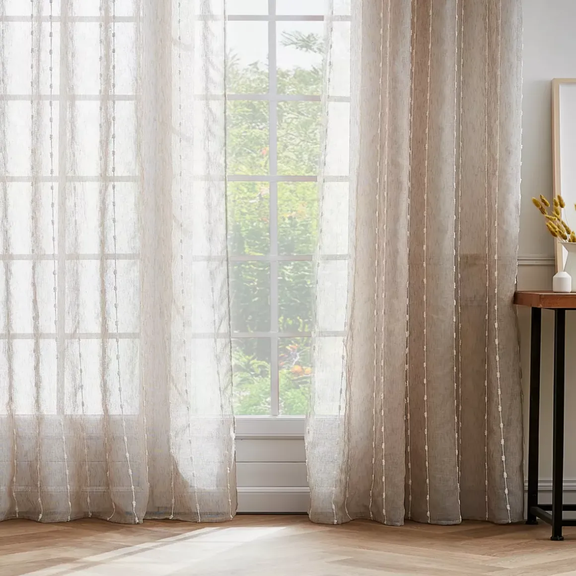 Tenda trasparente con occhielli con pon pon (180 x 240 cm) Axel Beige